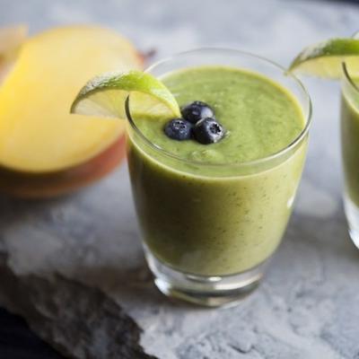 vrolijke magere groene smoothie