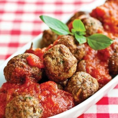 gefrituurde gehaktballen in tomatensaus