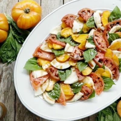 perzik en tomaat caprese salade