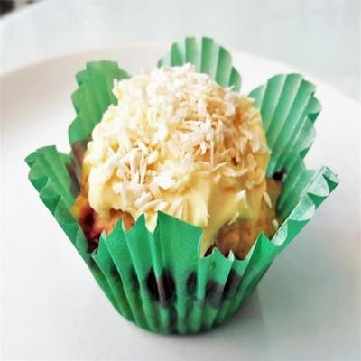 vanille-muffins met geroosterde kokosroomroomglazuur