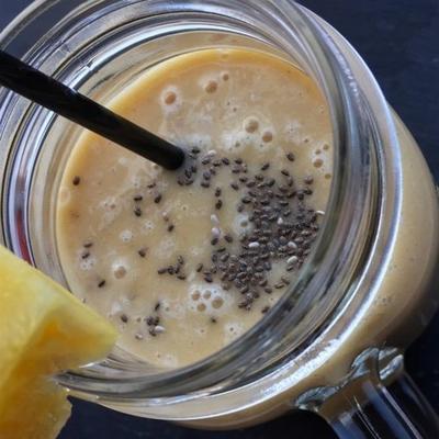 romige smoothie van ananas en banaan