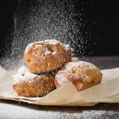 kaneelappel beignets met karamelsaus