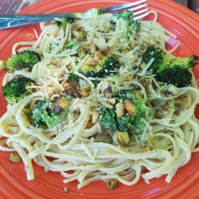 geroosterde broccoli Alfredo pasta met pistache crumble