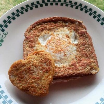 Franse toast variatie van eieren in een mandje