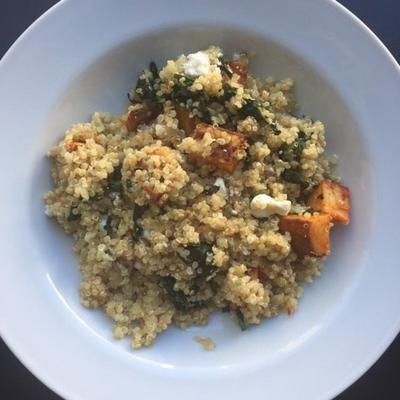 kokosnoot quinoa met harissa-geroosterde zoete aardappelen