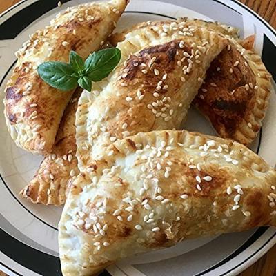 empanadas de tomate, queso, y albahaca (tomaat, basilicum en mozzarella empanadas)