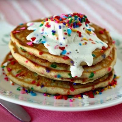 funfetti®-pannenkoeken met vanillecrème strooisaus