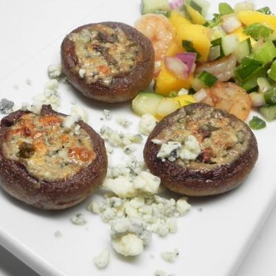 gegrilde champignons gevuld met basilicum en blauwe kaasboter