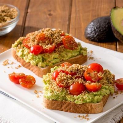 quaker®-avocadostoost met hartige haverkruimel