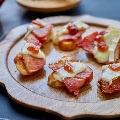 ham en brie crostini met vijgenjam