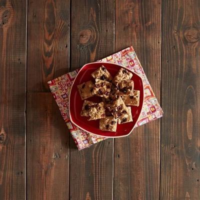 blonde brownies met witte chocolade en veenbessen