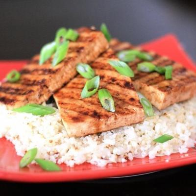 gegrilde teriyaki tofu met geroosterde bloemkoolrijst