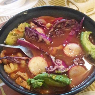 pozole rojo (mexicaanse stoofpot met varkensvlees en hominy)