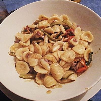 pasta con seppioline e zucchine alla julienne (courgette en calamari pasta)