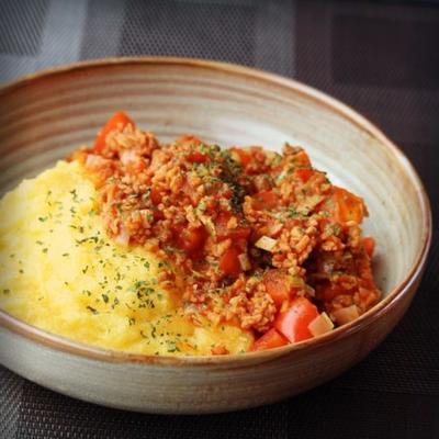 veganistische 'vlees'-saus op polenta