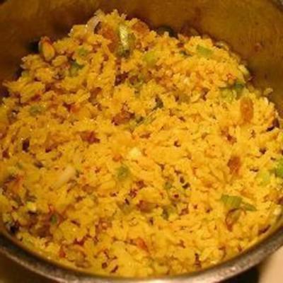 mediterrane rijstpilaf met pistaches en gouden rozijnen