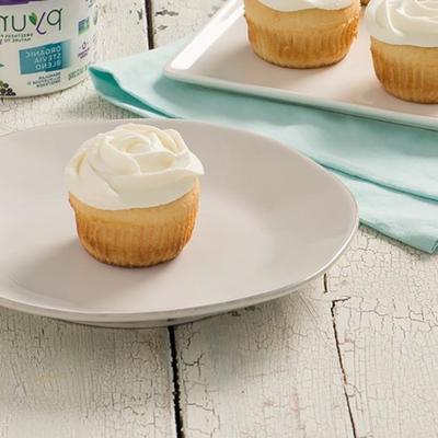 vanille cupcakes met vanille slagroom berijpen