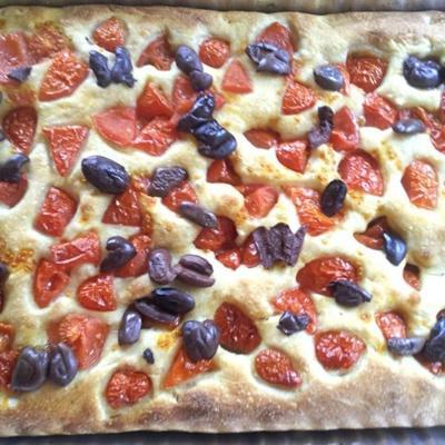 focaccia barese al pomodoro e olive (zelfgemaakte Italiaanse focaccia met tomaten en olijven)