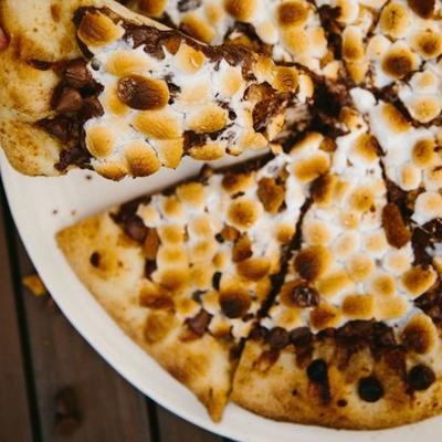 gegrilde s'mores pizza