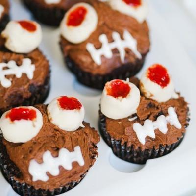 Halloween-chocolade cupcakes met de ogen van de monsterpindakaas