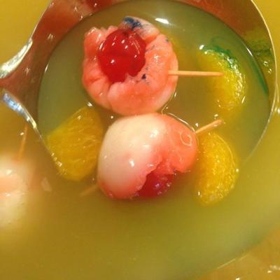 niet-alcoholische kinderen halloween punch met oogbollen en wormen