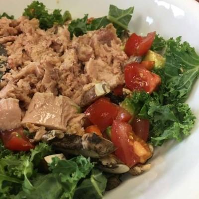 eenvoudige tonijn en bonen boerenkool salade