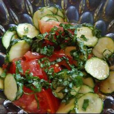 rauwe courgettesalade met tomaat en basilicum