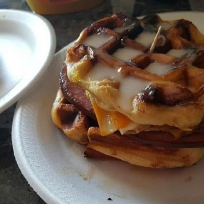 kaneelbroodje wafel ontbijt sandwich