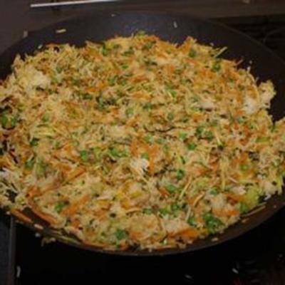 gebakken rijst met groenten en erwten