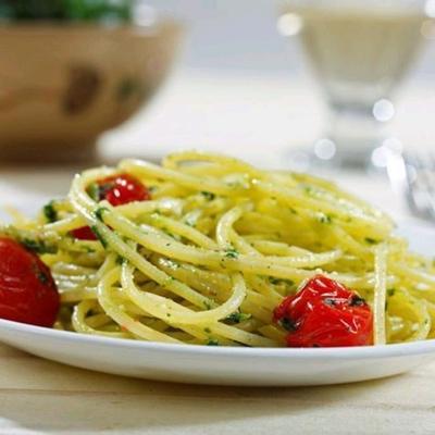 barilla® glutenvrije spaghetti met blessed grape tomatoes, spinazie en peterselie-pesto