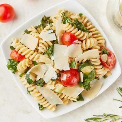 romige zomerse pastasalade met geschoren parmezaan van belgioioso