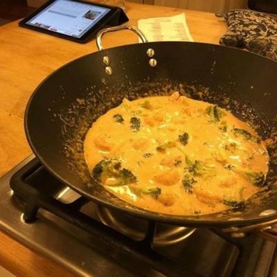 eenvoudige rode Thaise curry met kip en broccoli