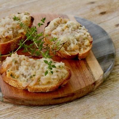 crostini met peer, parmezaan en gekarameliseerde sjalotten