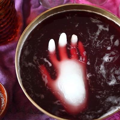 halloween punch met bevroren hand