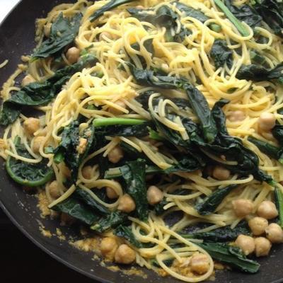 eenvoudige veganistische pasta met boerenkool en kikkererwten