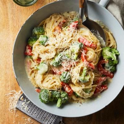 pasta primavera met bloemkoolsaus