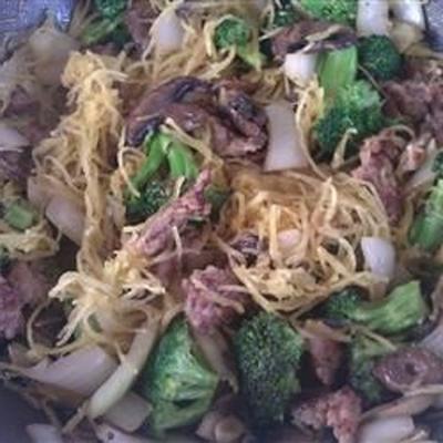 spaghetti squash met Italiaanse worst, broccoli en salie