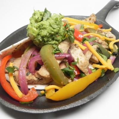 kippenfajitas met gekleurde pepers