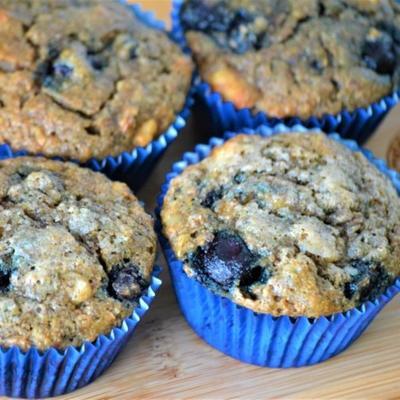 heerlijke en voedzame volkoren banaan en bosbessenmuffins