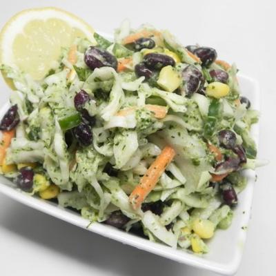 vegetarische taco slaw met romige koriander-kalkdressing