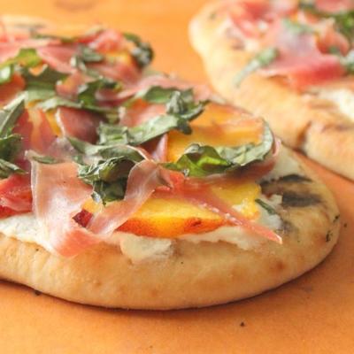 gegrilde prosciutto en perzik flatbread pizza