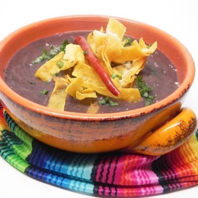 Mexicaanse bonen en tortillasoep (sopa tarasca)
