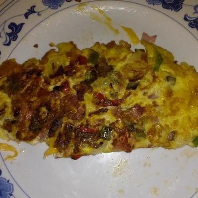 Omelet met zes eieren met groenten en kaas