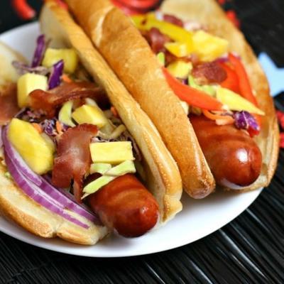 hotdogs met ananasspeketle slaw
