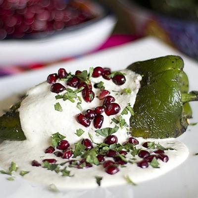 chiles en nogada (Mexicaanse gevulde poblano pepers in walnotensaus)