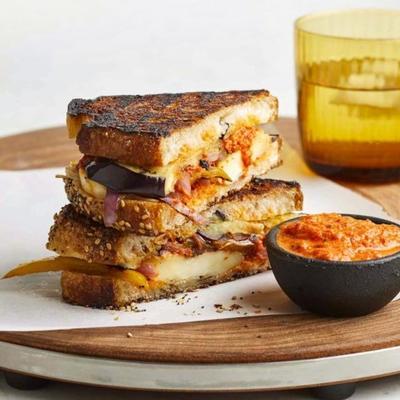 harissa gefrituurde halloumi panini