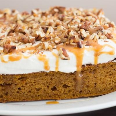 pompoen caramel bourbon poke cake