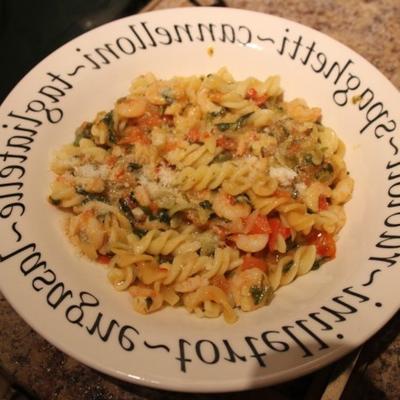 pittige garnalen fettuccine met knoflook en tomaten