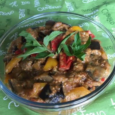 veganistische aubergine-curry met verse munt