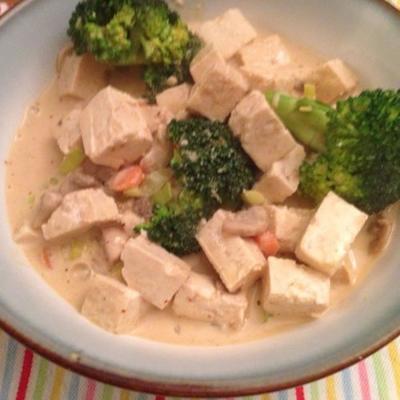 eenvoudige veganistische rode curry met tofu en groenten